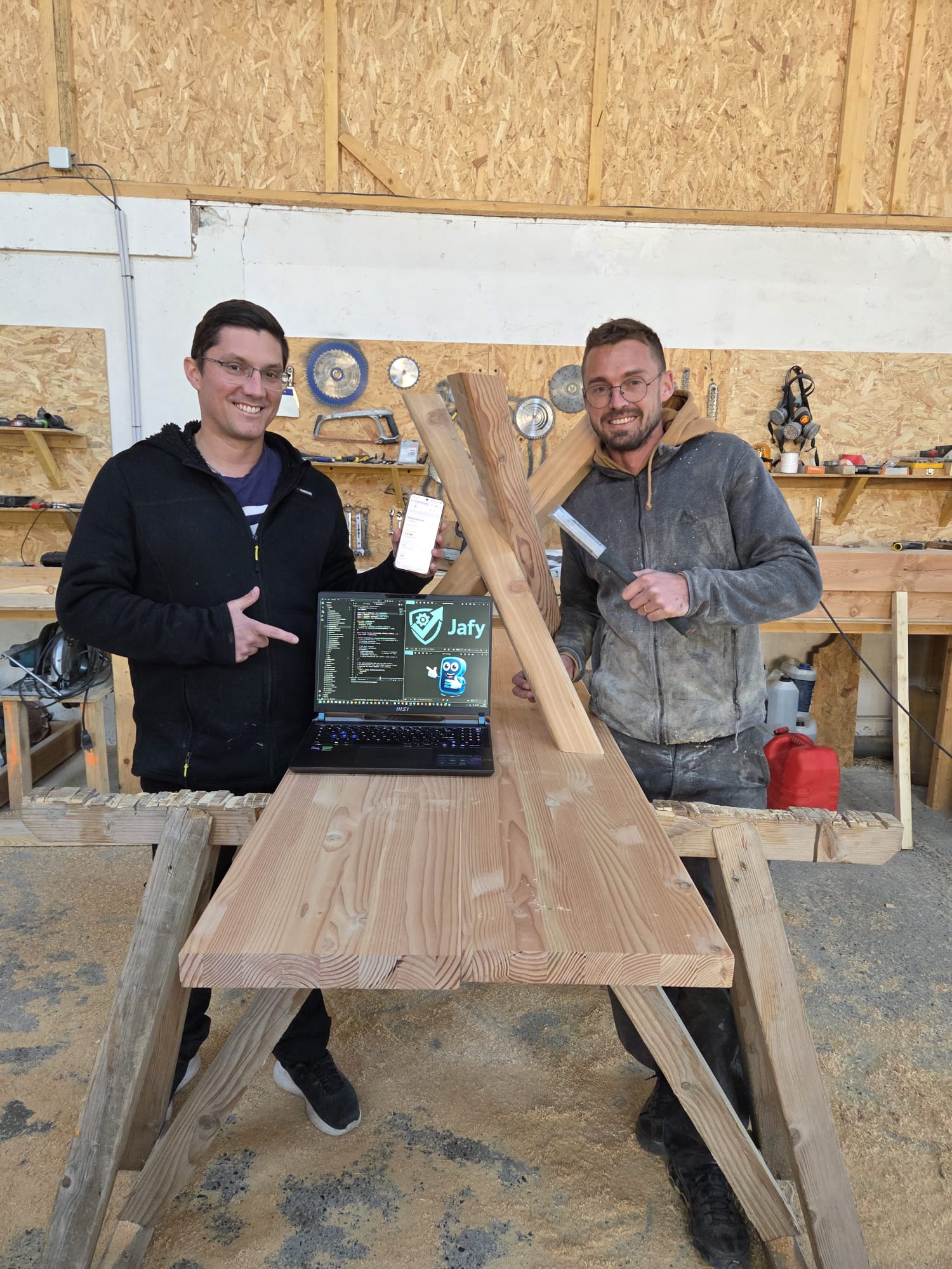 Fabien et Joris, co-fondateurs de Jafy, dans l'atelier de charpente